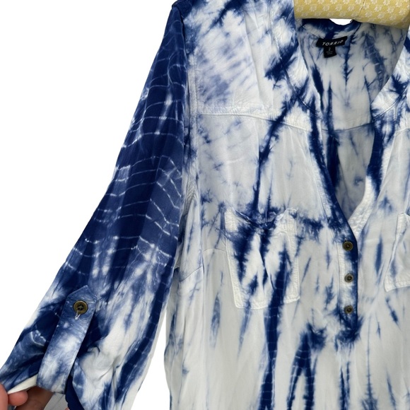 Torrid Roll Tab V Neck Henley Blouse Tie Dye Plus Size 2X EUC - Picture 3 of 8
